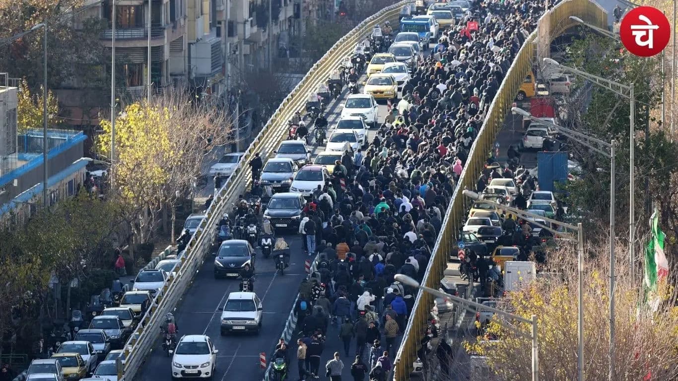 ईरान में सिस्टम के खिलाफ गुस्सा: क्या खामेनेई की पकड़ ढीली पड़ रही है?