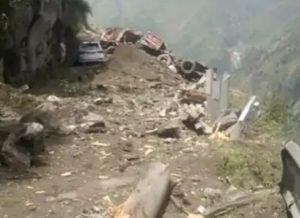हिमांचल प्रदेश में वाहनों पर गिरा पहाड़, 60 लोग मलबे में फंसे