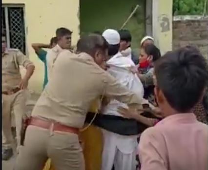 saharanpur news : पुलिस की मौजूदगी में पति ने की पत्नी से हाथापाई, हंगामा, पुलिस ने भांजी लाठियां