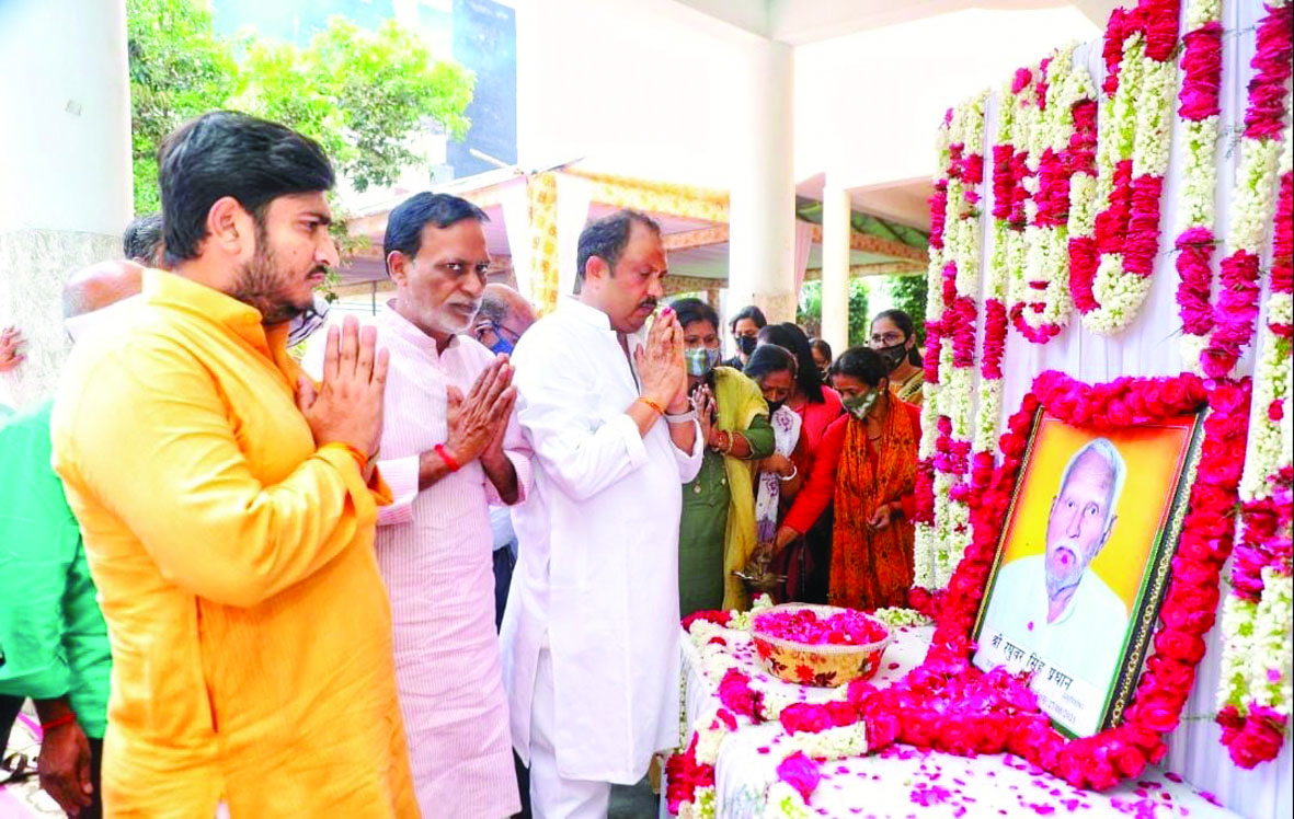 Noida News : स्व.रघुवर प्रधान की तेरहवीं पर जनसमुदाय ने दी श्रद्धांजलि