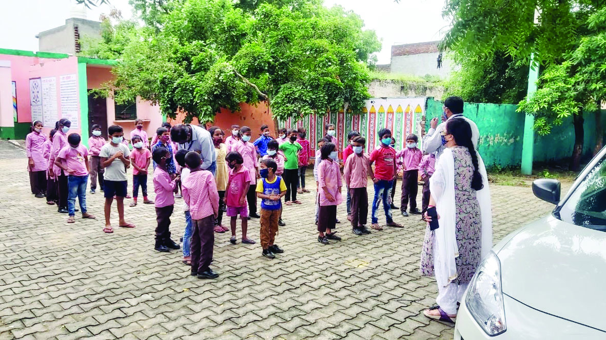 Noida News : स्कूली बच्चे खुद को कैसे रखें स्वच्छ, दी सीख