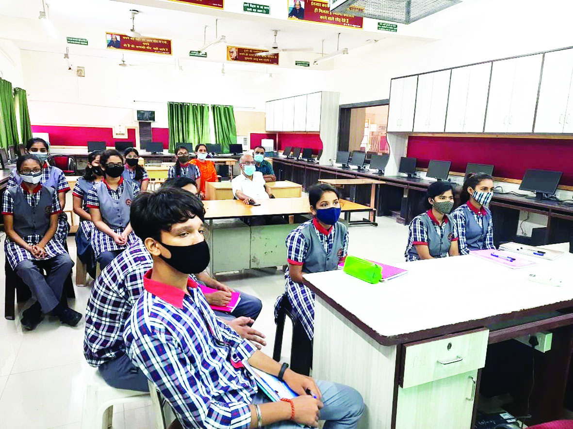 Noida News : शिक्षक पर्व’ के कार्यक्रम को केन्द्रीय विद्यालयों में लागू करने पर चर्चा