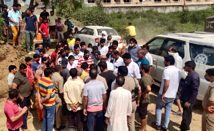 Ghaziabad news : अवैध डंपिंग ग्राउंड के विरोध में प्रदर्शन, विधायक ने प्रदर्शनकारियों को कराया शांत