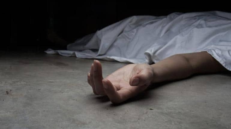 पत्नी और दो बच्चों की हत्या कर लाशें घर में दफन की