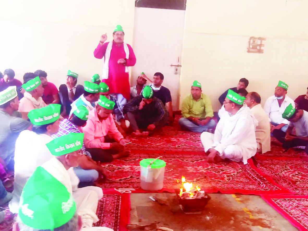Noida News : हरौला के बारातघर में किसानों ने किया यज्ञ