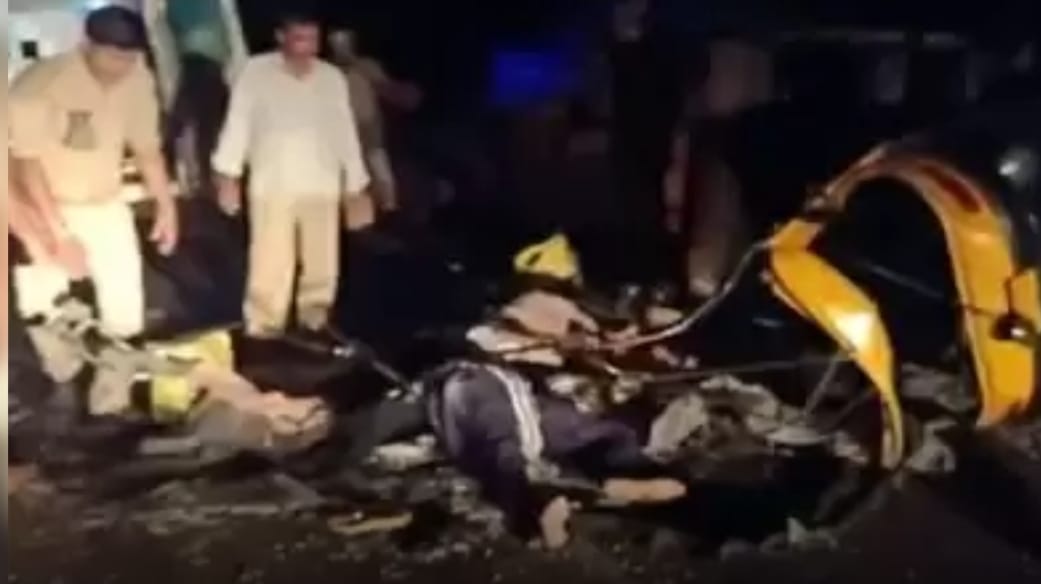 UP News- भयंकर सड़क हादसे में गई 5 लोगों की जान