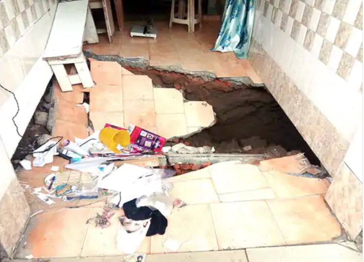 Ajab :  दुकान का फर्श अचानक धंस गया 6 फुट नीचे, दो व्यक्ति गड्ढे में गिरे