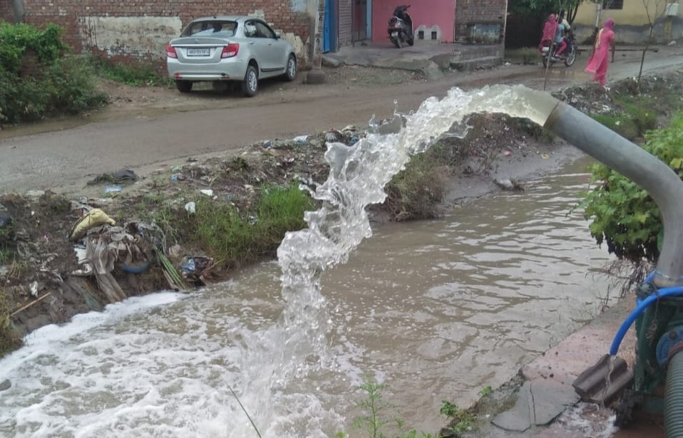 saharanpur news : बारिश से सहारनपुर जलमग्न, जलभराव वाले क्षेत्रों से पम्प लगाकर निकाला गया पानी