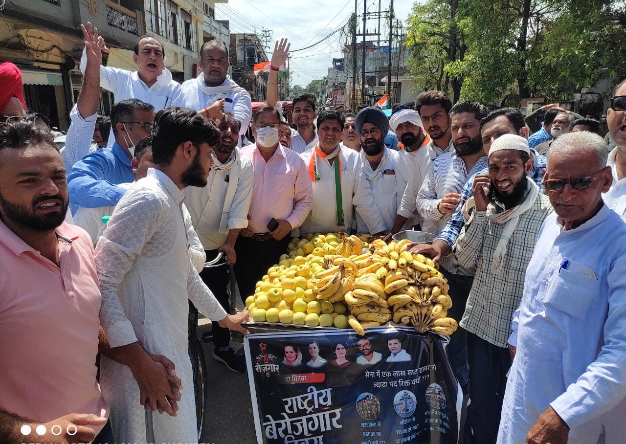 saharanpur : युवा कांग्रेसियों ने रेहडी पर बेचे फल, बेरोजगार दिवस के रुप में मनाया पीएम का बर्थ डे