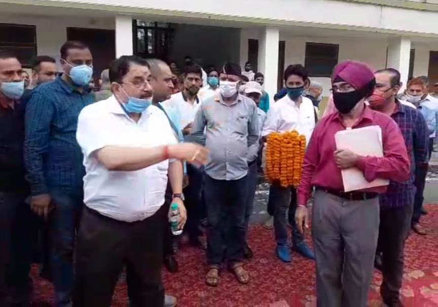 उत्तराखंड : सीएम के कार्यक्रम में भाजपा विधायक ने अपनी पार्टी के कार्यकर्ता को धमकाया