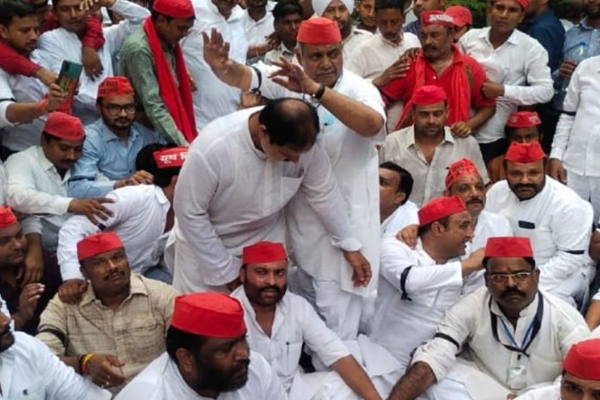 लखीमपुर कांड को लेकर विभिन्न राजनीतिक दलों ने किया कलेक्ट्रेट का घेराव