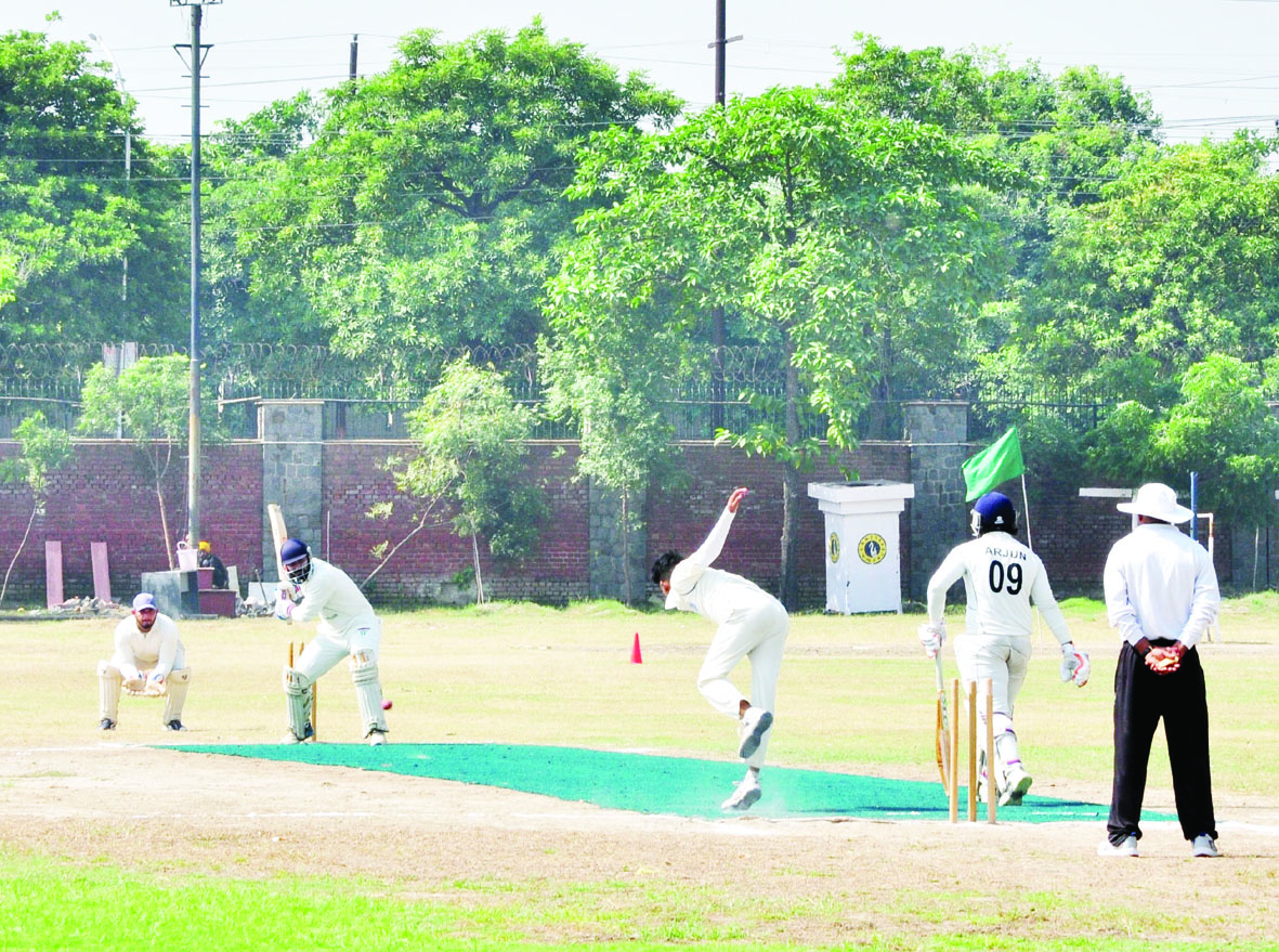 Noida News : क्रिकेट मैच में एमिटी लॉ स्कूल बना विजेता