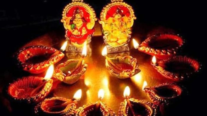 Diwali 2022 : दीपावली पर लक्ष्मीपूजन का शुभ मुहूर्त्त- जानते है वास्तु शास्त्री डॉ सुमित्रा अग्रवाल  से