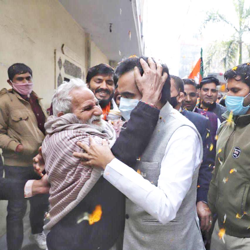 UP Election 2022: पंकज सिंह ने घर-घर जाकर मांगा आशीर्वाद