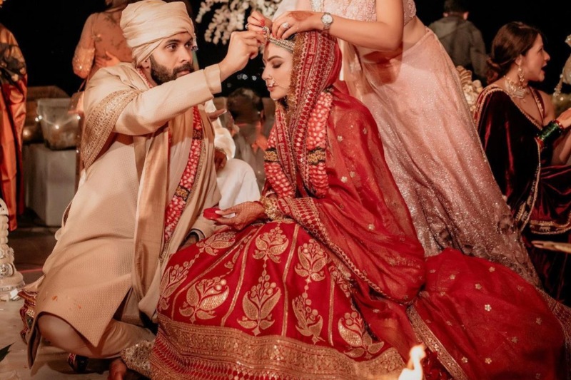 Mouni Roy Wedding: बंगाली लाल लहंगे में शहजादी लगी रही थी मौनी रॉय, एक्ट्रेस ने सोशल मीडिया पर शेयर की फोटो