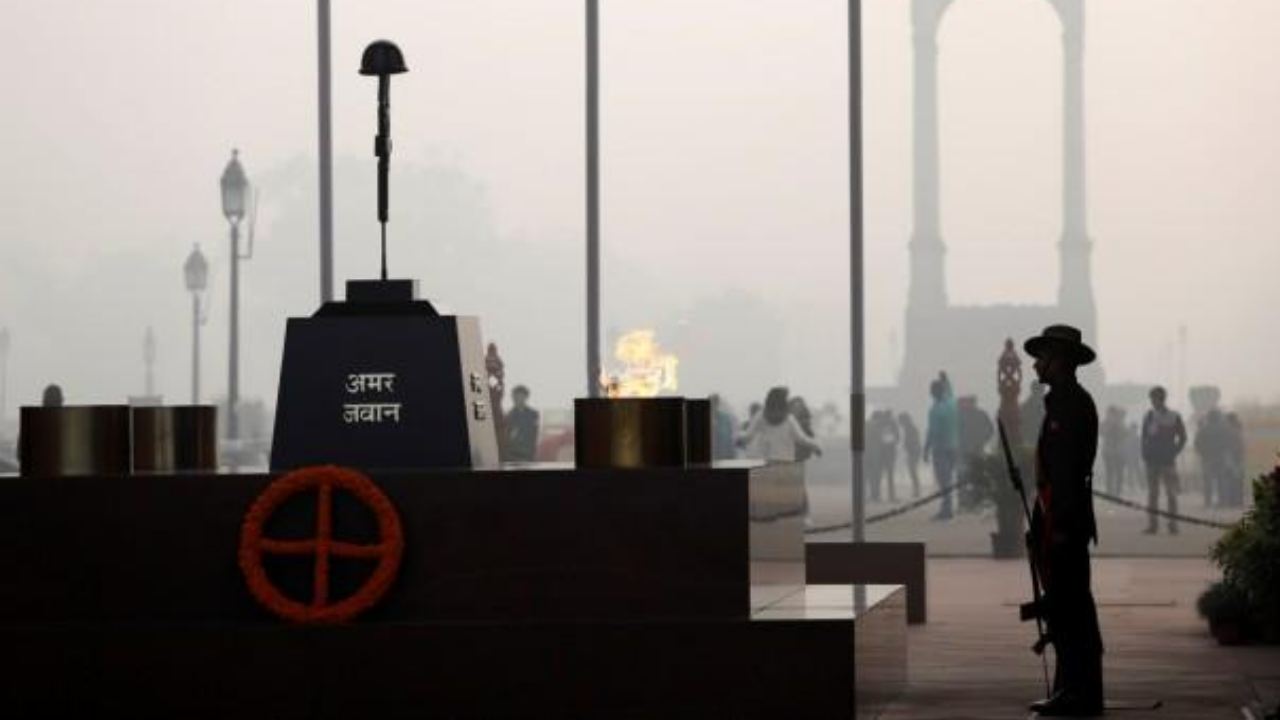 Amar Jawan Jyoti: अमर जवान ज्योति की लौ बुझी नहीं, बल्कि राष्ट्रीय युद्ध स्मारक की लौ में विलीन हो गई
