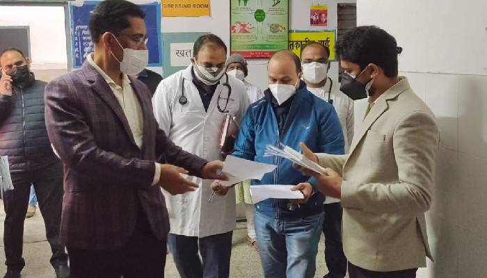 Noida Corona News: नरेंद्र भूषण का निर्देश- कोविड मेडिकल किट में दवाइयों के नाम और फायदे लिखें