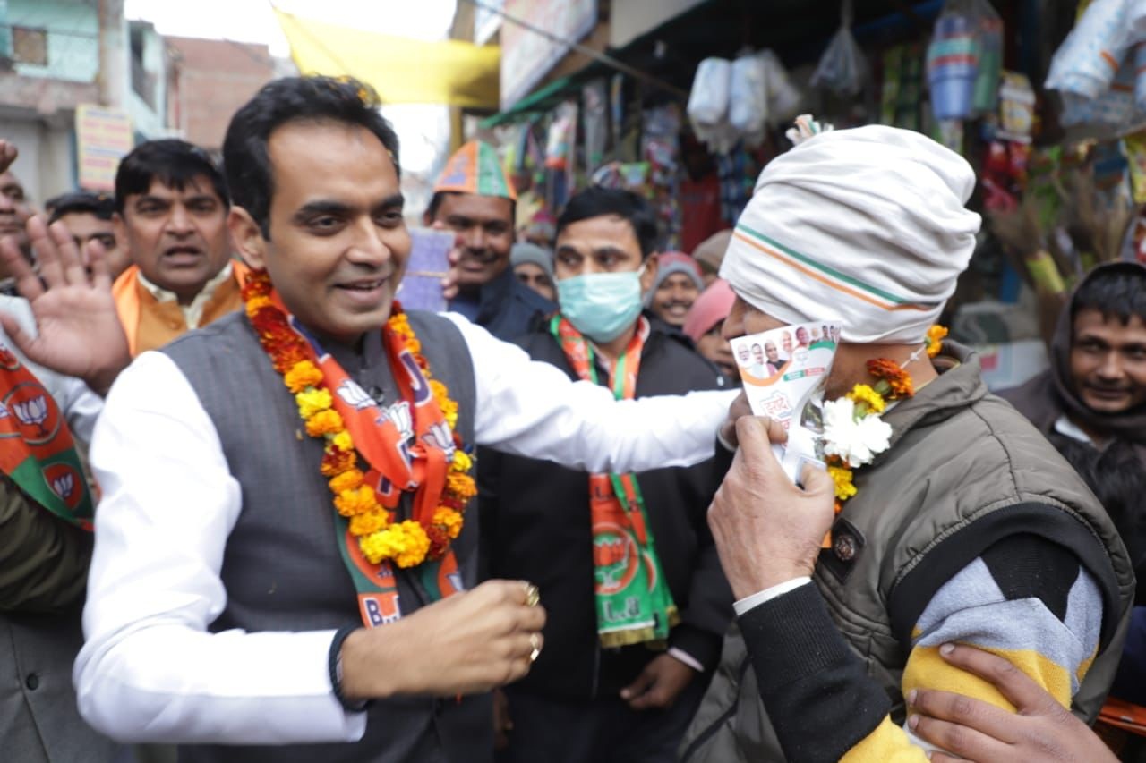 Noida News पंकज सिंह व सुषमा सिंह ने संपर्क कर वोट मांगे