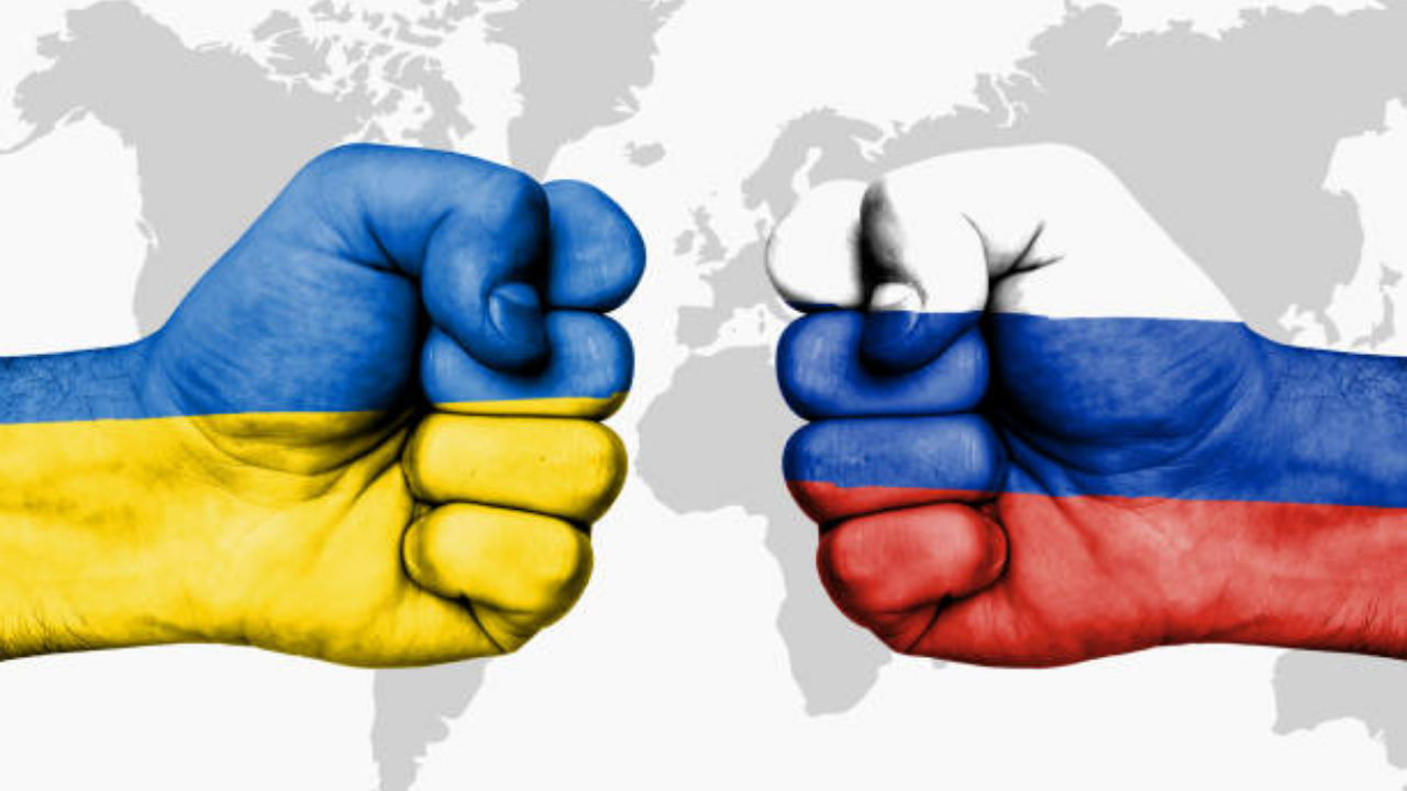 Russia Ukraine Conflict: रूस और यूक्रेन में गहराता युद्ध संकट, अमेरिका ने लगाई पाबंदियां