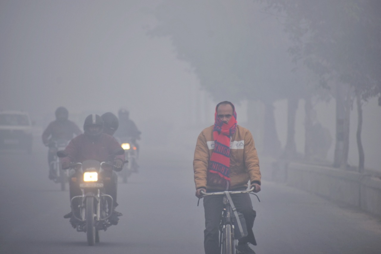 Fog in Delhi NCR: “पश्चिमी विक्षोभ”से दिल्ली में और तापमान गिरने की संभावनाए है…