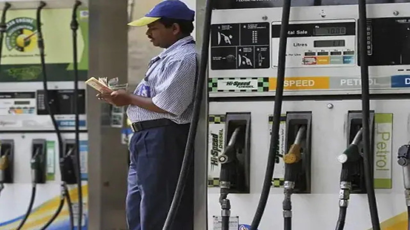 Petrol-Diesel Price: आज भी पेट्रोल-डीजल के दाम में नहीं हुई बढ़त, अपने शहर का जाने रेट