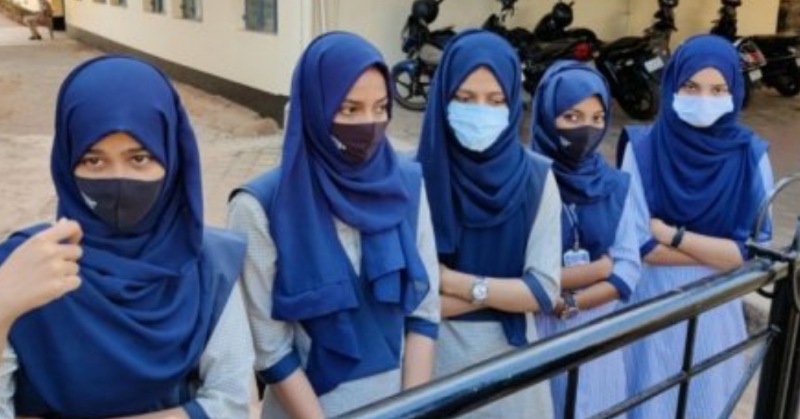 Hijab Verdict- हिजाब मामले में कर्नाटक हाई कोर्ट का बड़ा फैसला, इस्लाम में अनिवार्य नहीं हिजाब पहनना