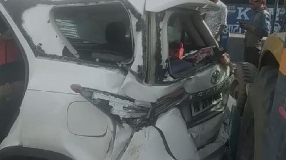 UP News-Deputy CM Keshav Maurya son car crashed narrowly left in the accident