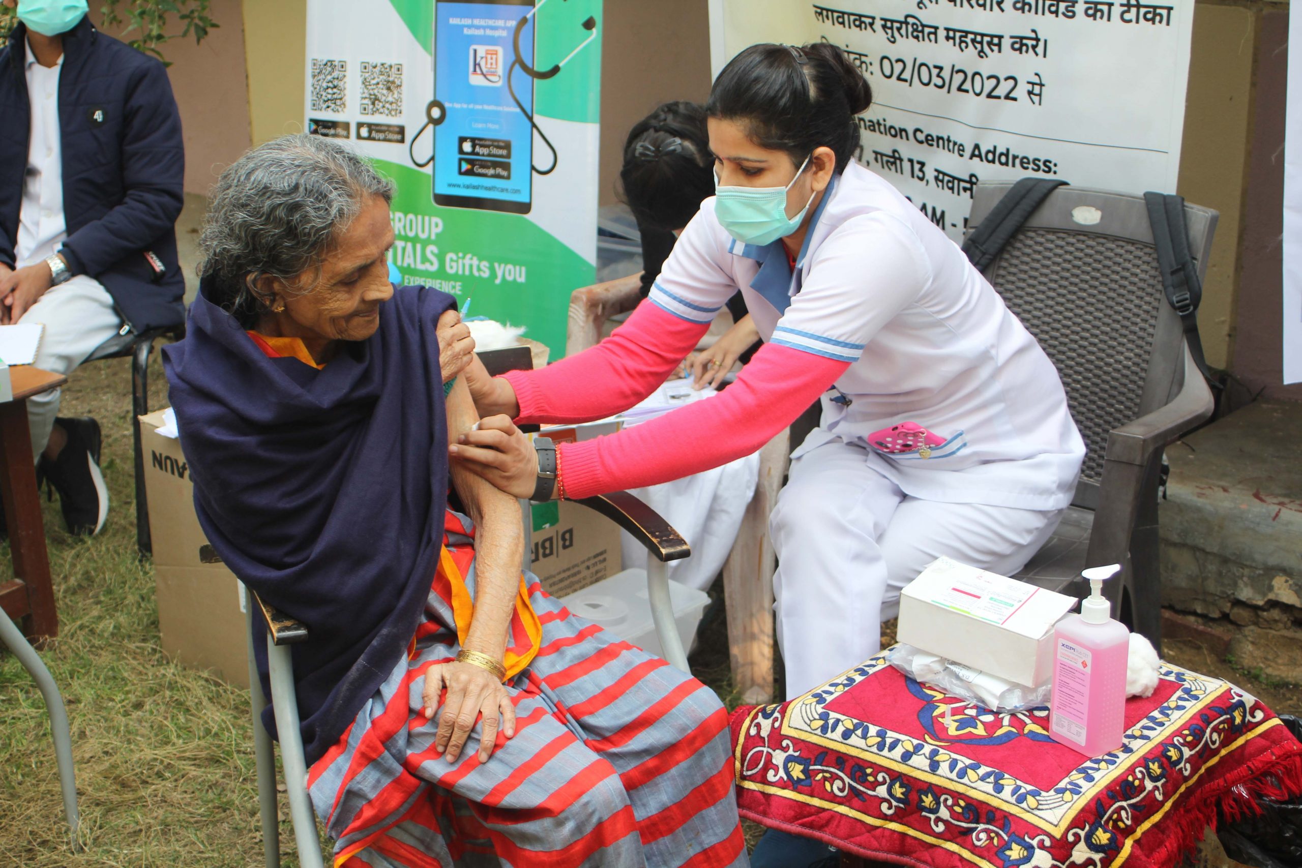 Greater Noida : अल्फा-2 (Alpha-2) में लगाया फ्री वैक्सीनेशन कैम्प (Free Vaccination Camp)