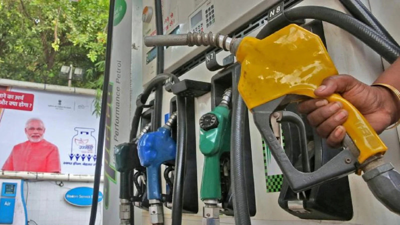 Petrol-Diesel Price: आज भी पेट्रोल-डीजल के दाम में नहीं हुई बढ़त, तुरंत चेक करें रेट
