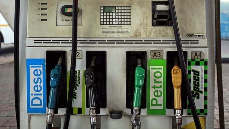 Petrol-Diesel Price: पेट्रोल-डीजल के दाम में नहीं हुई उछाल, ग्राहकों को मिल रही राहत