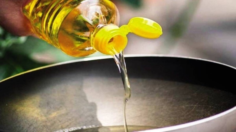 Edible Oil Price: खाद्द तेल में गिरावट से लोगों को मिल सकती है राहत, इस अहम फैसले से बढ़ी उम्मीद