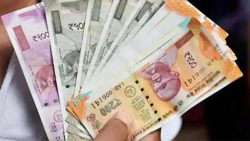 Indian Rupees: लगातार गिरावट के बाद निचले स्तर पर पहुंचा रुपया, अमेरिकी डाॅलर ने बनाई बढ़त