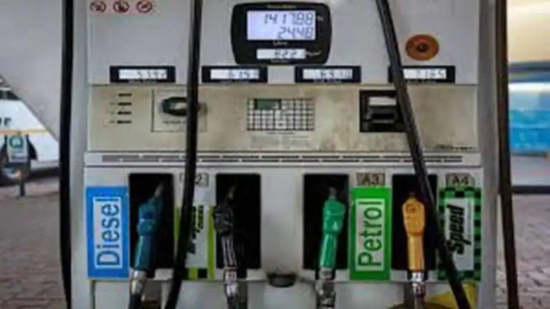 Petrol-Diesel Price: कच्चे तेल की कीमत में शुरु हुई गिरावट, तुरंत देखे पेट्रोल-डीजल का रेट