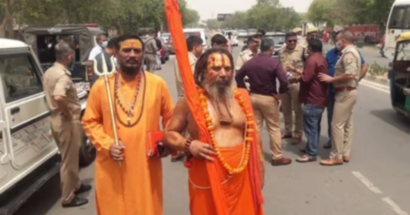 Mahant Paramhans Das- पूजा के लिए ताजमहल पहुंचे परमहंस दास को रास्ते में पुलिस ने रोका