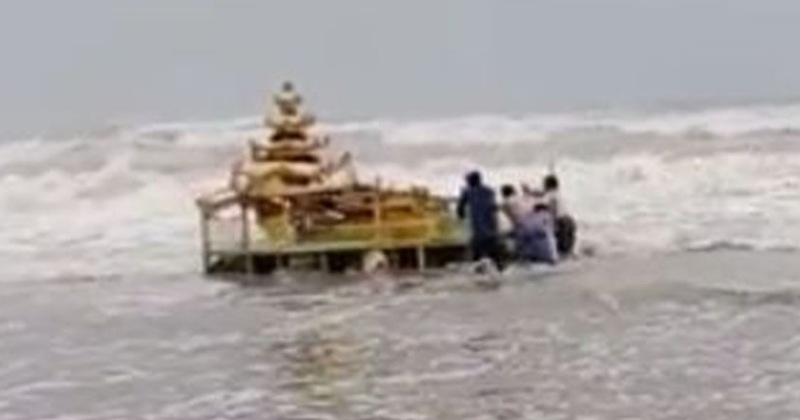 Asani Cyclone- समुद्री तूफान के बीच रहस्यमयी सोने का रथ, देखे VIDEO