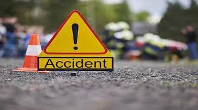 Noida News : कार डिवाइडर से टकराई, 7 घायल दुर्घटना में घायल एक छात्र की हालत गंभीर