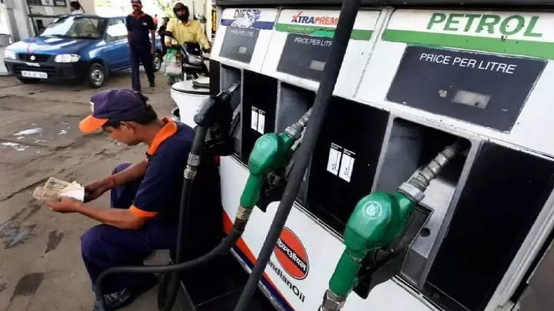 Petrol-Diesel Price: आज पेट्रोल-डीजल का जारी हुआ नया दाम, जानिए आपके शहर में कितना कम हुआ रेट