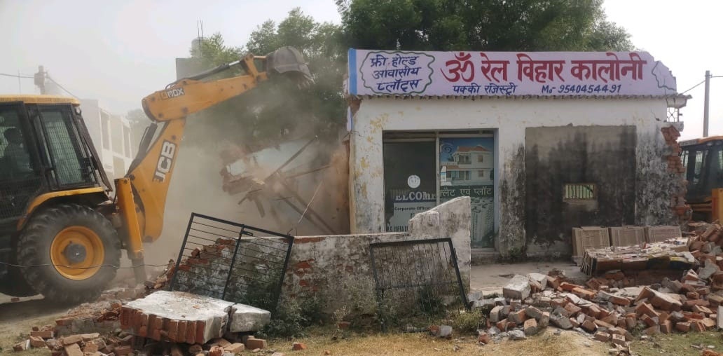 Greater Noida News : सादुल्लापुर में 13500 वर्ग मीटर जमीन से हटाया अवैध कब्जा
