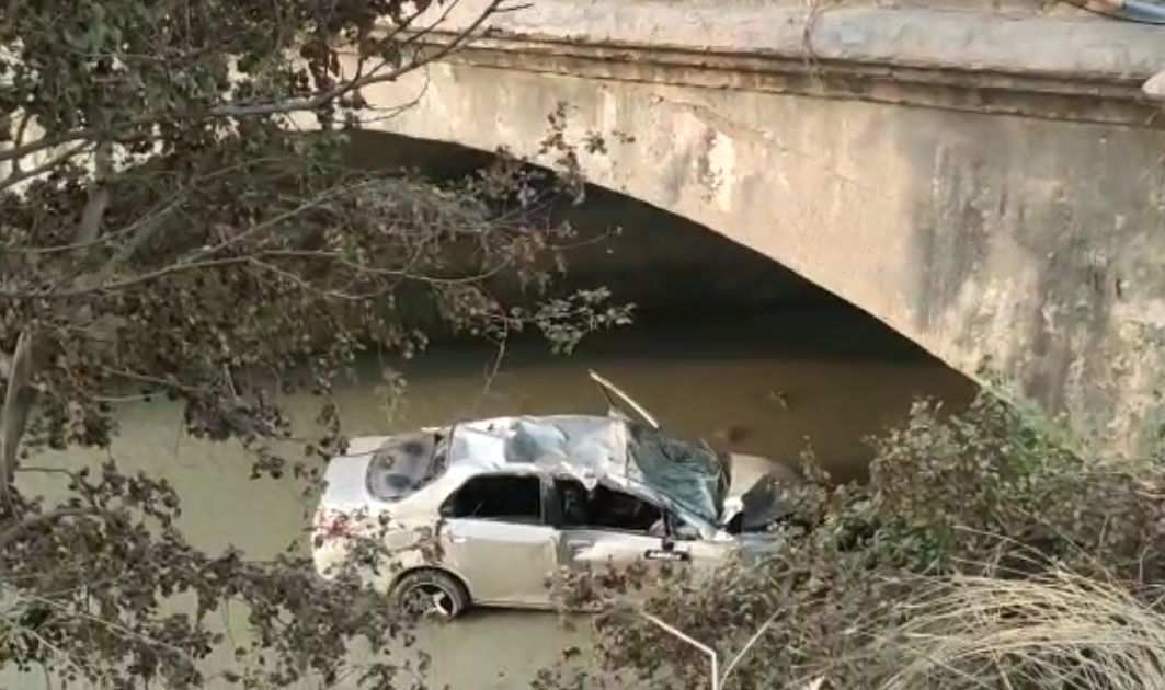 Dadri News : ड्राईवर को नींद आने पर कार पुलिस तोड़ नहर में गिरी