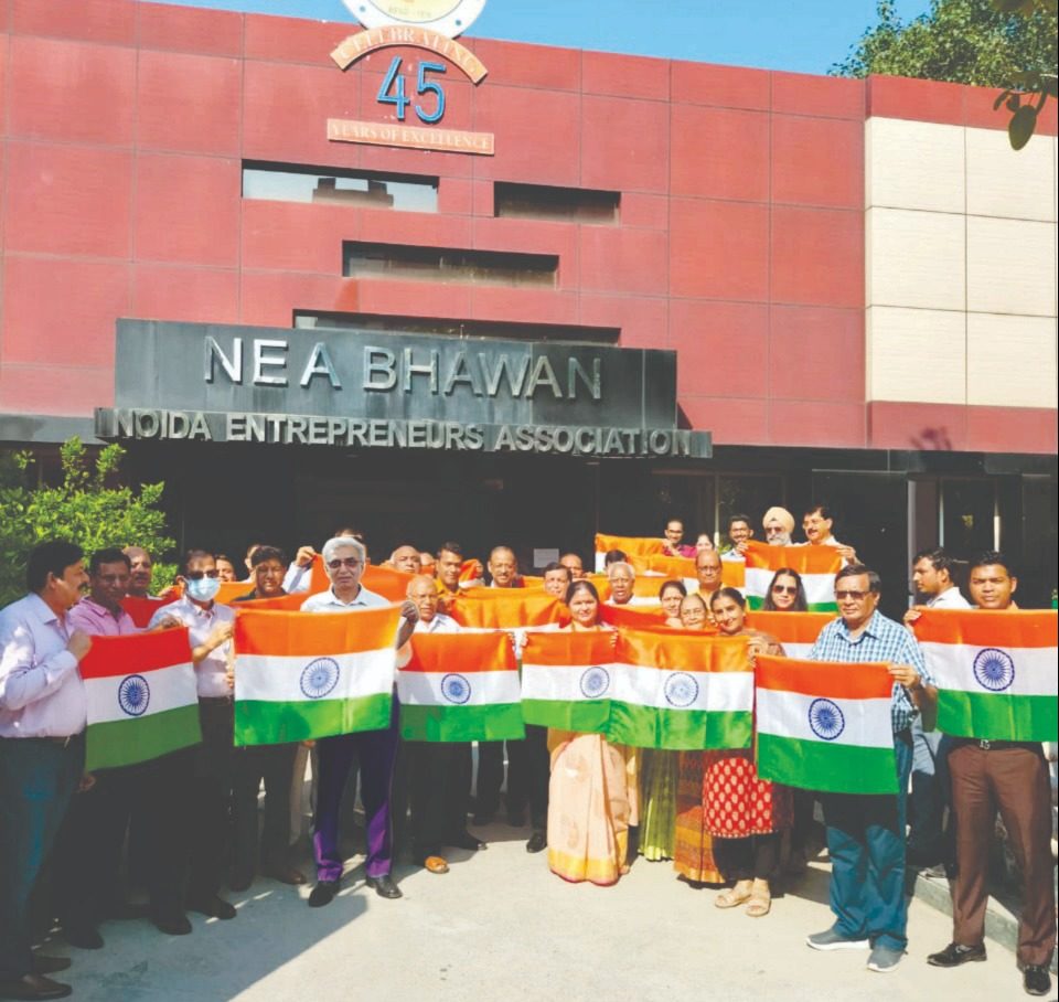Noida News : ‘हर घर तिरंगा’ अभियान के तहत एनईए ने बांटे झंडे