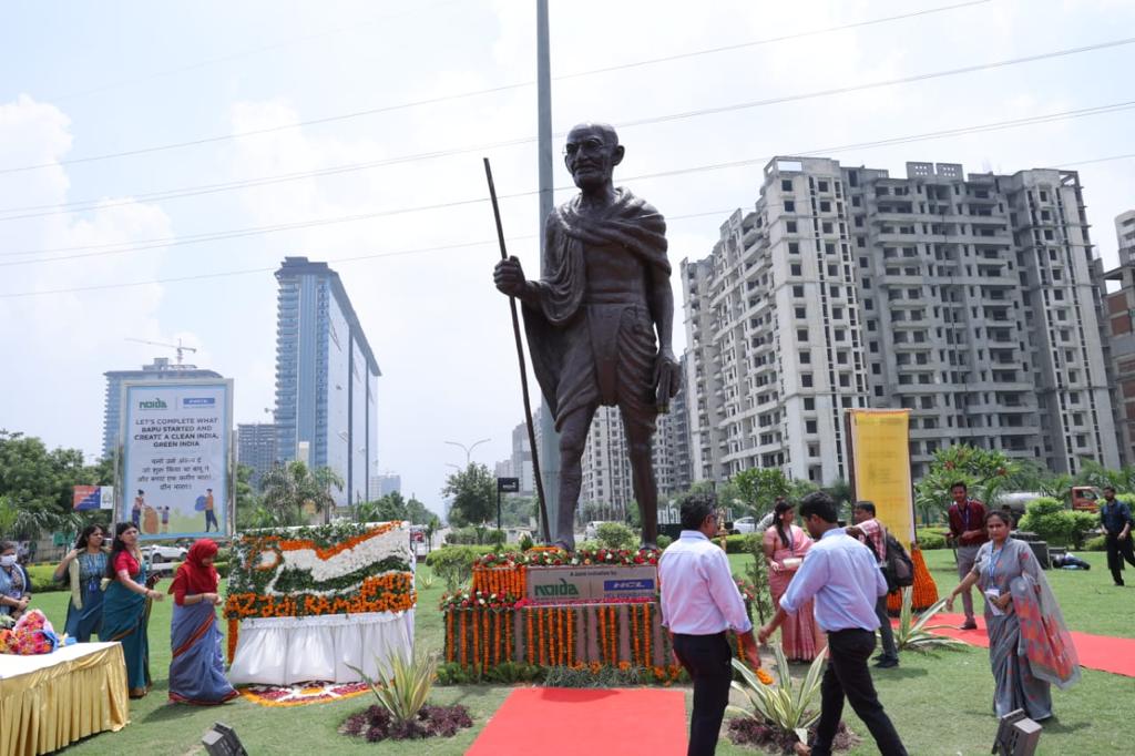 Noida News : अवशिष्ट प्लास्टिक से बनी महात्मा गांधी की प्रतिमा नोएडा में