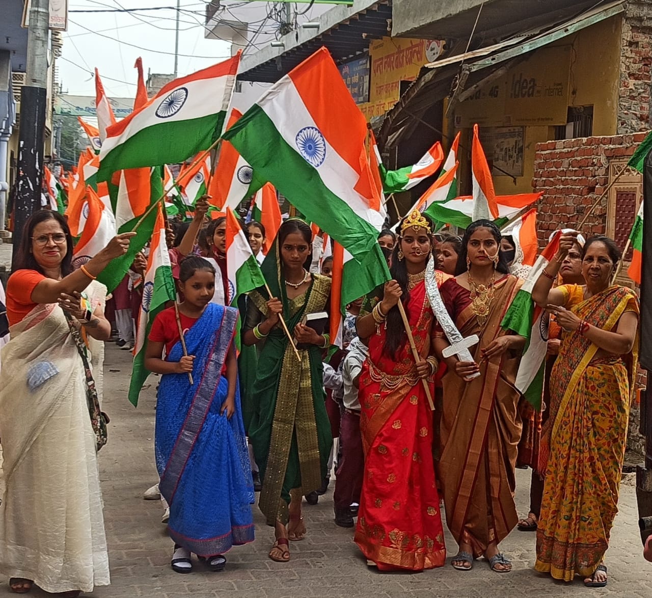Greater Noida News : छात्रा ने भारत माता बन, दिया देश भक्ति का संदेश