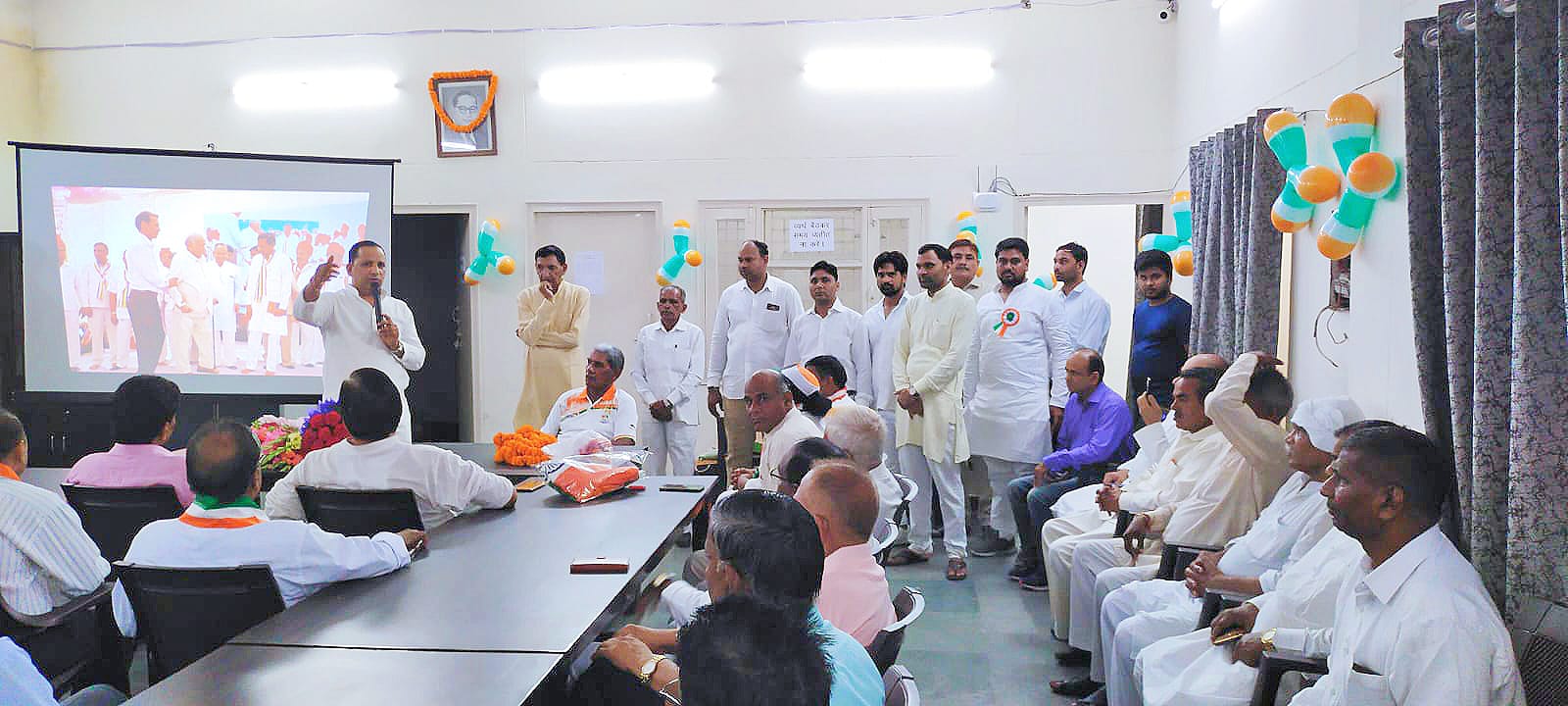Noida News : सेक्टर-37 के अंबेडकर विहार स्थित डॉ. भीमराव अंबेडकर लाइब्रेरी में शान से लहराया तिरंगा