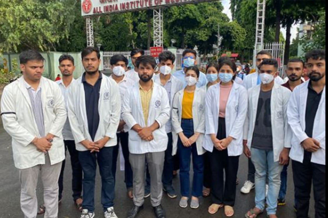 AIIMS New Delhi : एम्स की आर्थिक सेहत सुधारने को भीख मांग रहे मेडिकल छात्र