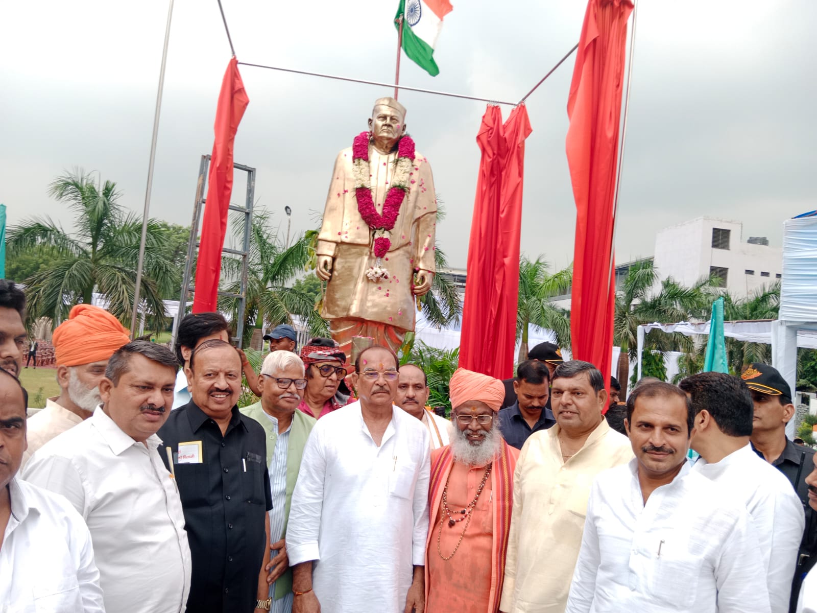 Noida News : महाशय तेजपाल की मूर्ति का हुआ अनावरण, शिवपाल व साक्षी महाराज ने दी श्रद्धांजलि