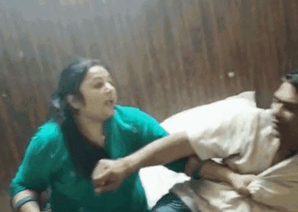 Agra News: गर्लफ्रेंड के साथ पकड़ा गया शख्स, पत्नी ने की चप्पलों से पिटाई