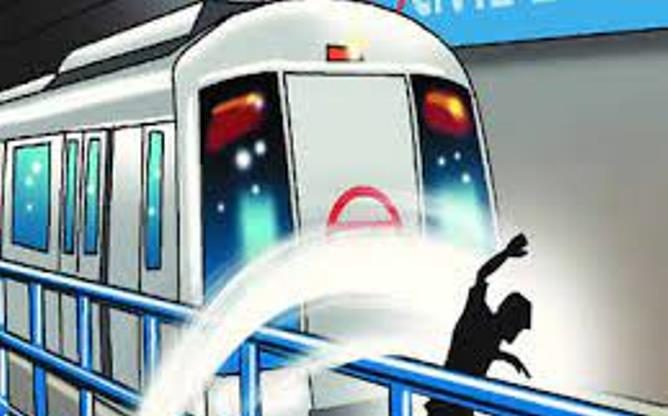 Noida Metro : नोएडा सिटी सेंटर स्टेशन पर मेट्रो के आगे कूदी युवती, हाथ कटा