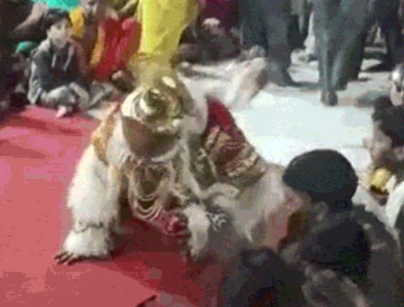 UP News : गणेश उत्सव में मंच पर गिरे ‘हनुमान’, लेकिन उठे नहीं