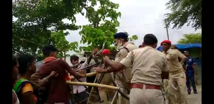 Bihar News : राजधानी की सड़क पर पुलिसवालों को दौड़ा दौड़ाकर पीटा