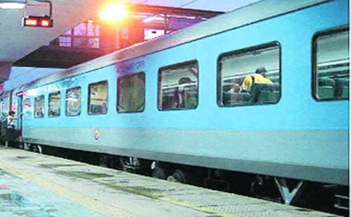 Railway News : रेलवे बोर्ड के इस फैसले से बढ़ जाएंगीं मुसाफिरों की मुश्किलें